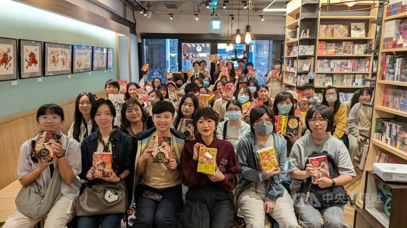 原創網路台漫「課金派戀愛」分享會28日吸引眾多粉絲參加,還向漫畫家HOM(前右3)許願未來能推出不同的書籍周邊商品,如撲克牌、桌遊等。中央社記者王寶兒攝 115年3月28日