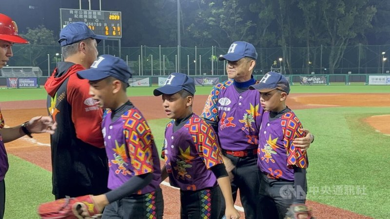 115年謝國城盃全國少棒錦標賽冠軍出爐，台東紅葉國小少棒隊28日以6比5奪得金牌，球員與教練賽後都激動落淚，賽後總教練方穎豐（右2）安慰落淚球員。中央社記者謝靜雯攝　115年3月28日