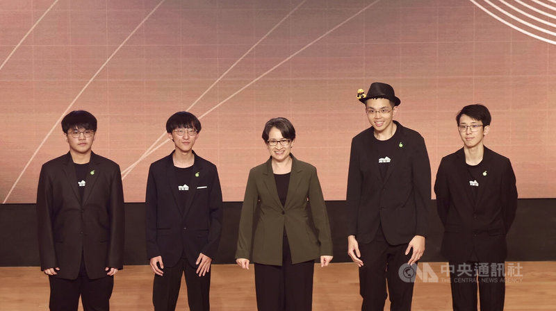 副總統蕭美琴28日在台北中央研究院出席「SITCON 2026學生計算機年會開幕式」，在致詞時為IT產業打氣，也說明政府為IT產業的作為，圖為蕭美琴（中）與主辦學生計算機年會學子合影。中央社記者王飛華攝　115年3月28日