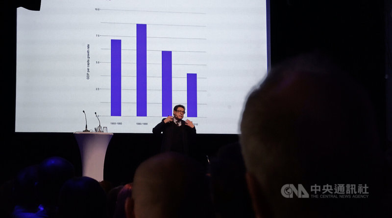 2025年諾貝爾經濟學獎得主阿吉翁（Philippe Aghion）受邀至赫爾辛基演講，他以歷次工業革命為例，強調AI將重新定義工作任務而非消滅就業，並呼籲政府應建立完善的安全網以鼓勵創新。中央社記者巫祈麟赫爾辛基攝 115年3月28日