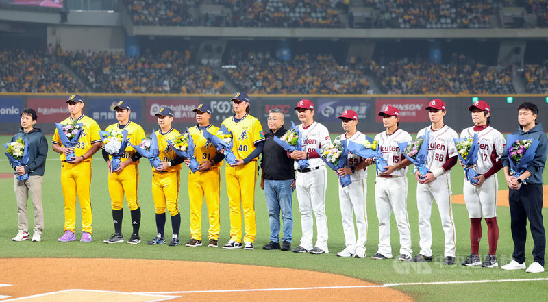 中華職棒37年開幕戰28日在台北大巨蛋舉行，賽前舉辦世界棒球經典賽隊職員表揚儀式，中職會長蔡其昌（右7）逐一獻花給兩隊參與的教練與選手。中央社記者張新偉攝　115年3月28日