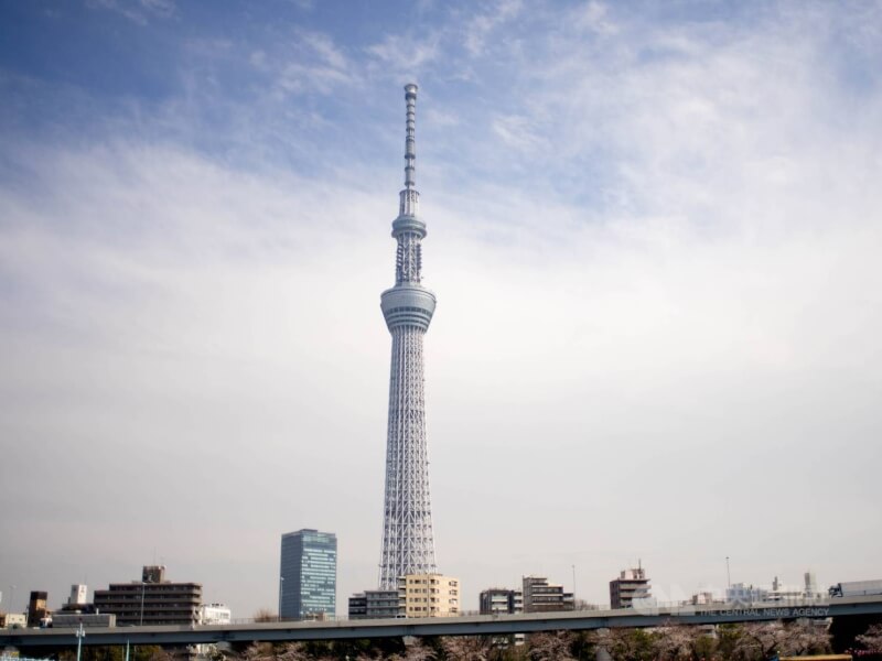 圖為日本東京知名地標晴空塔。（中央社檔案照片）