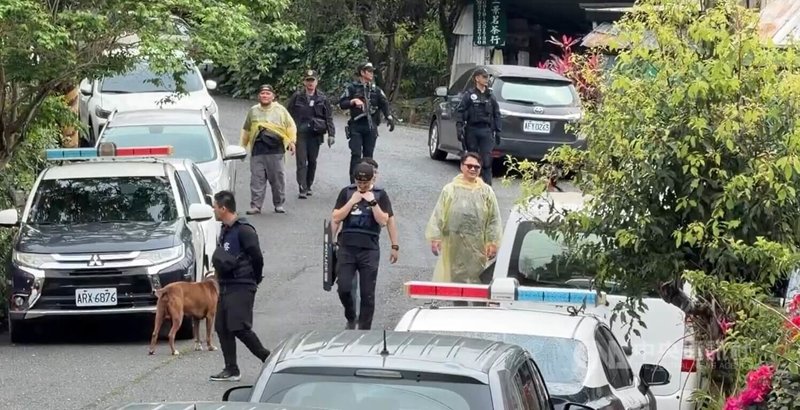 台東縣鹿野鄉永安村往熱氣球場地的馬背聚落,28日晚發生槍響,在戶外聊天的親友,遭人開兩槍,1男子頭部險遭擊中,所幸沒人受傷,警方荷槍實彈搜捕嫌犯。中央社記者盧太城台東攝 115年3月28日