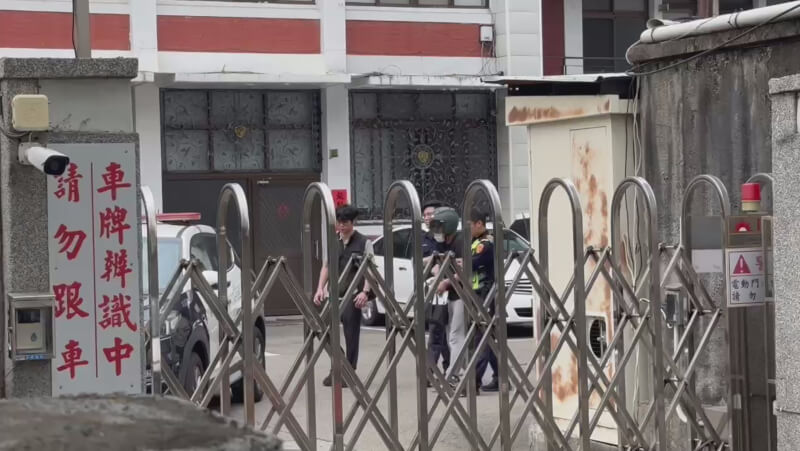 陳姓男子（右2）疑與巴姓前女友談復合不成，竟在台中市西區路旁持刀將對方殺害，且劃傷勸阻路人。圖為陳男28日訊後被依殺人等罪移送地檢署偵辦。（民眾提供）中央社記者蘇木春傳真　115年3月28日