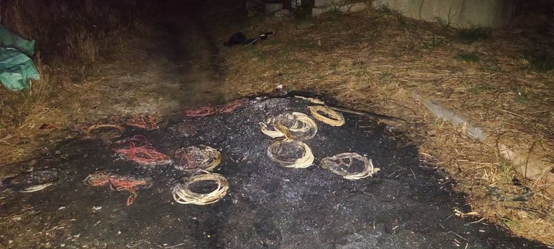 高雄湖內警方接連獲報有魚塭電纜失竊，警方循線鎖定林姓慣竊，27日凌晨在台南市南區某公墓區發現林男正在焚燒電纜，逮人後依竊盜罪送辦。（高雄湖內警分局提供）中央社記者洪學廣傳真　115年3月28日