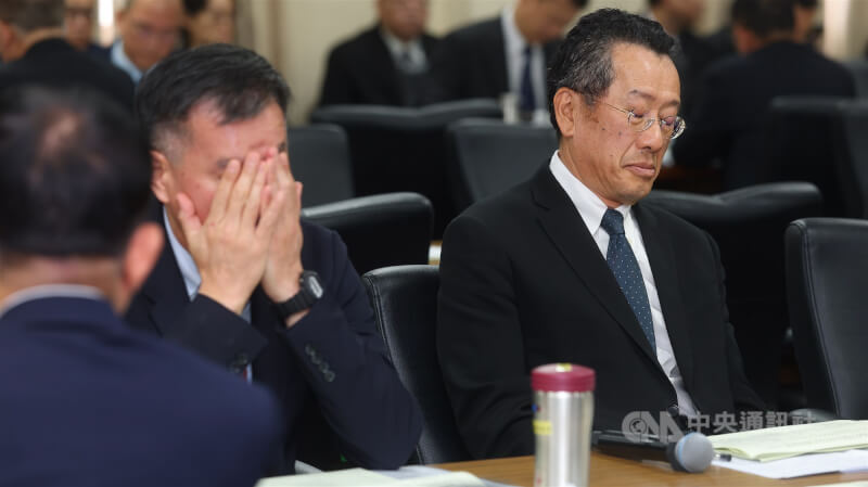 國防部長顧立雄（右）與國防部戰略規劃司長黃文啓（左）25日列席立院外交及國防委員會。中央社記者謝佳璋攝 115年3月25日