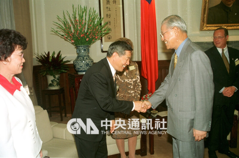 時任總統李登輝(右)1999年在總統府接見李昌鈺(中)等人。(中央社檔案照片)