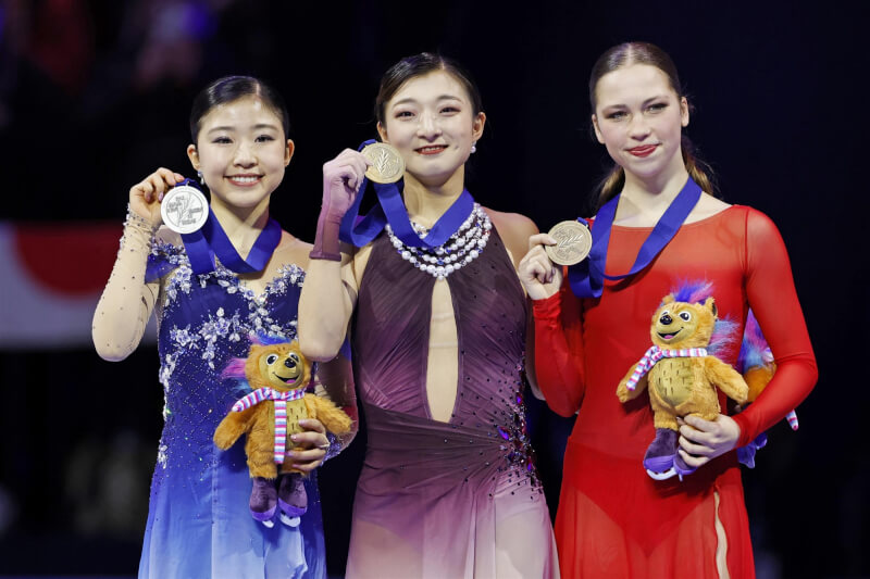 日本花滑女將坂本花織（中）27日在世界花式滑冰錦標賽勇奪冠軍，千葉百音（左）以總分228.47分的成績拿下銀牌；比利時女將平扎羅內（右）則收穫銅牌。（共同社）