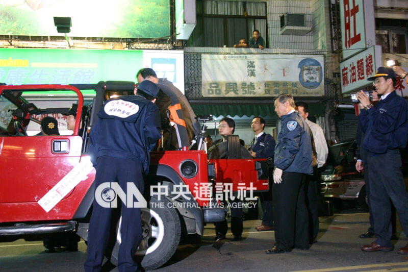 李昌鈺博士（右二）為調查319槍擊案，重回台南市金華路案發現場進行蒐証。（中央社檔案照片）