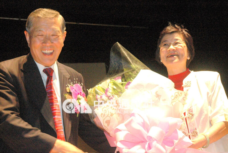 李昌鈺(左)2007年受邀到清大演講,他於接受學生獻花後,立即將花轉送給他全程在台下聆聽演講的夫人(右)。(中央社檔案照片)