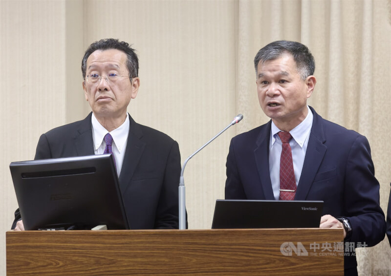 圖為國防部長顧立雄（左）與國防部戰略規劃司長黃文啓（右）。（中央社檔案照片）