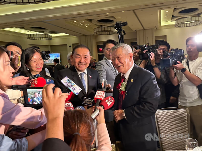 新北市長侯友宜（左）2023年參加全美台灣同鄉聯誼會第45屆年會晚宴，知名刑事鑑識專家李昌鈺（右）到場表達支持。（中央社檔案照片）