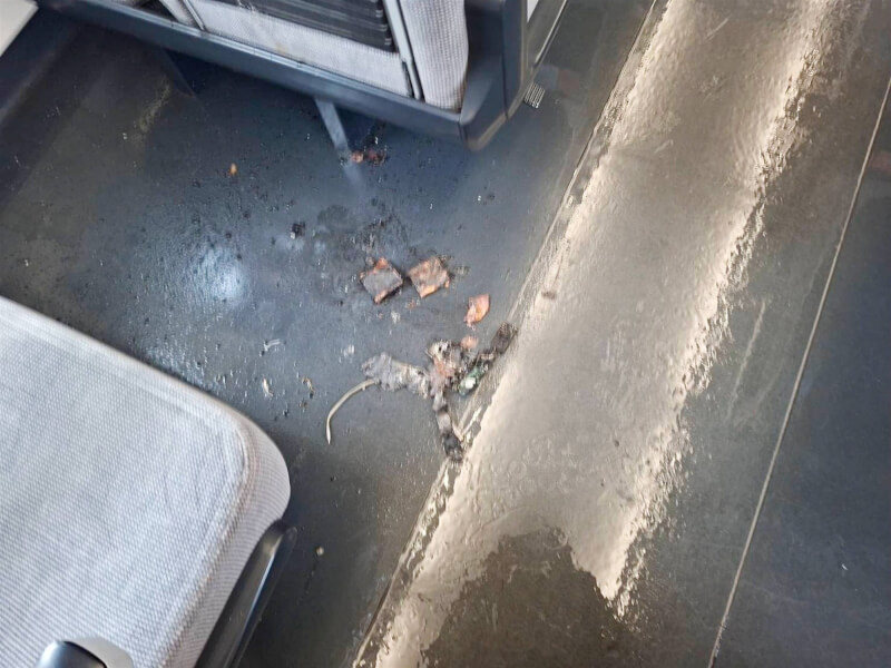 台鐵422次自強號列車28日發生冒煙，新北市府消防局說，列車停靠瑞芳火車站後前往搶救，經查為旅客行動電源異常導致，現場已自行撲滅。圖為電池燃燒後殘骸。（翻攝畫面）中央社記者黃旭昇傳真 115年3月28日