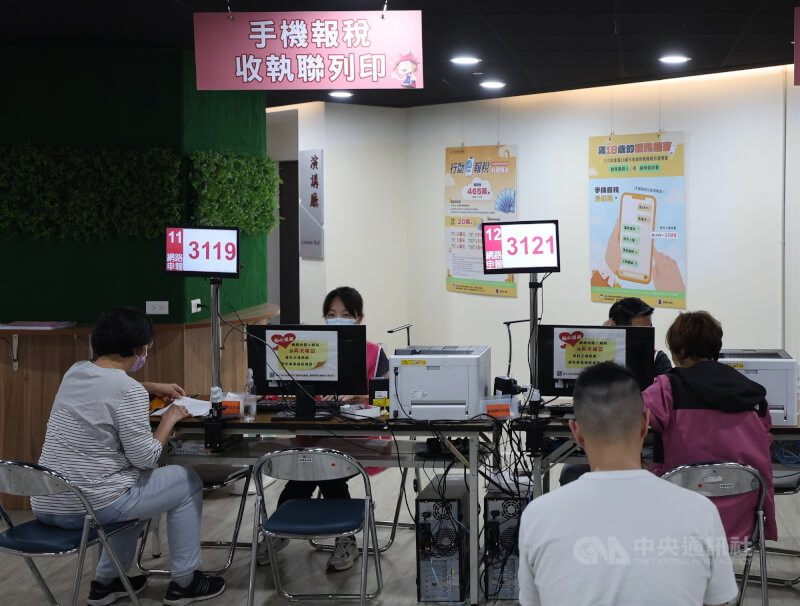 圖為民眾至財政部台北國稅局現場報稅。（中央社檔案照片）