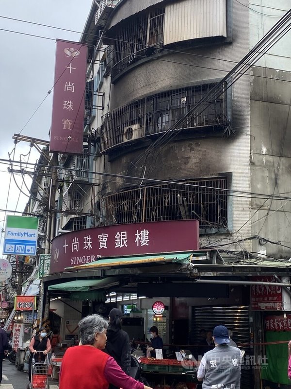 新北市土城區延吉街一處民宅2樓28日上午發生火警,消防局出動人車救出3人送醫,意識清醒。因火場位於傳統市場周邊,圖為火勢撲滅後,仍引起民眾關注。中央社記者黃旭昇攝 115年3月28日