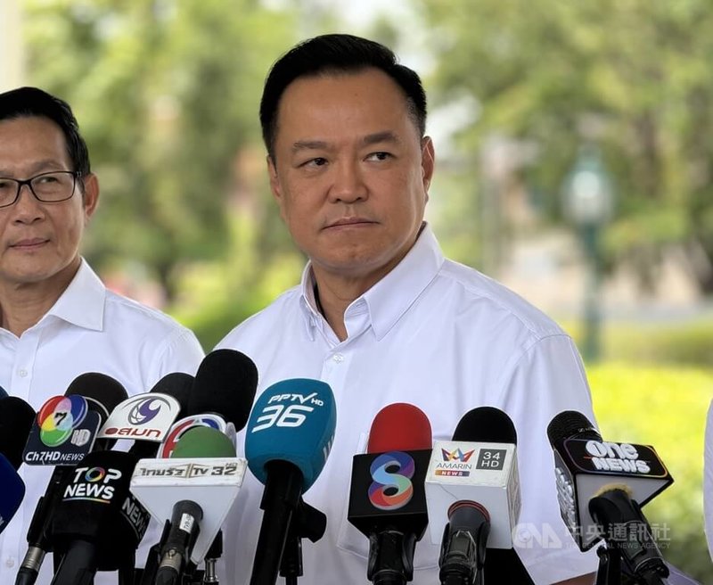 阿努廷28日對外說明中東衝突爆發一個月後，全球能源價格波動如何衝擊民眾生活，以及政府的應對措施，結束後接受泰國媒體聯訪。中央社記者李宗憲曼谷攝　115年3月28日