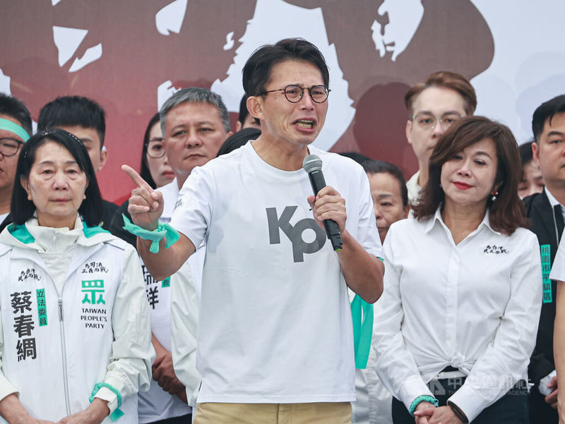 台灣民眾黨29日下午在凱達格蘭大道舉行「戰！329上凱道討公道」集會活動，黨主席黃國昌（中）致詞時一度情緒激動，承諾民眾黨會更加打拚，希望將公平正義還給人民。中央社記者鄭清元攝　115年3月29日