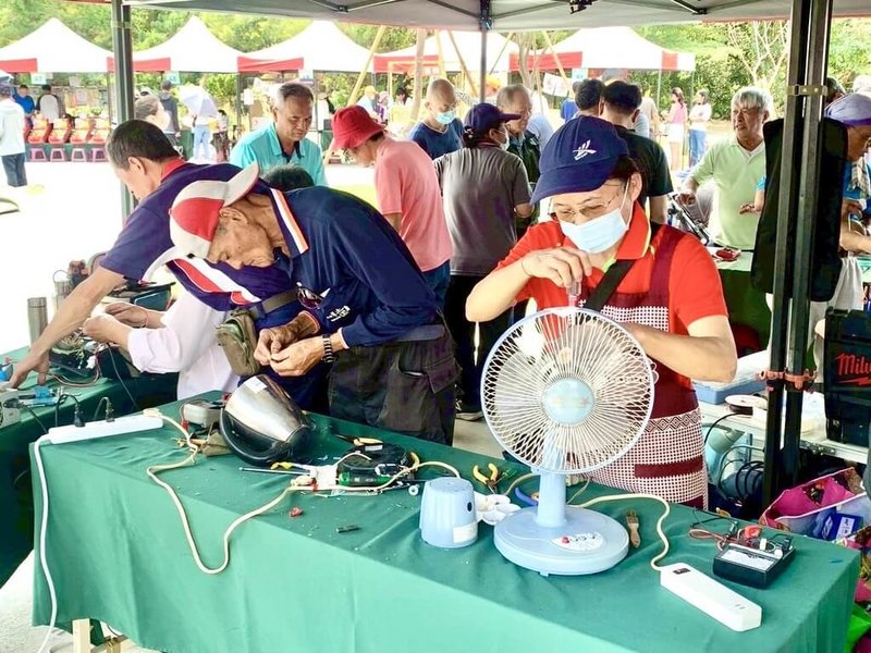 「二手物來來去去市集活動」29日在屏東萬丹森林公園舉行，現場設置「小家電維修站」，由專業師傅協助修復故障電器，讓許多民眾直呼既環保又省荷包。（屏東縣政府提供）中央社記者李卉婷傳真 115年3月29日