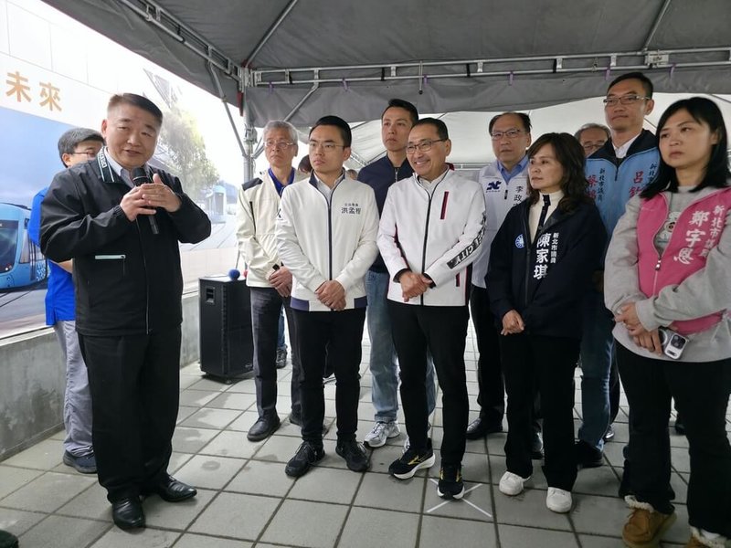 新北市長侯友宜（前右3）在國民黨立委洪孟楷（前右4）及藍綠議員陪同下，視察淡江大橋通車前，周邊道路拓寬、人行道改善工程及輕軌淡海線第2期先期工程施作情形。（新北市政府提供）中央社記者王鴻國傳真 115年3月29日