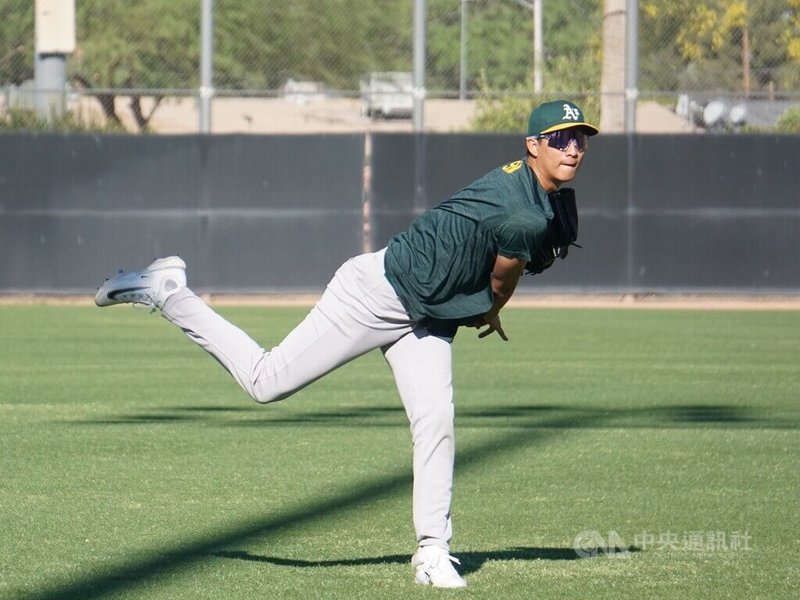 美國職棒運動家隊小聯盟投手沙子宸（圖）3月初在經典賽台日大戰登板投球，讓超級巨星大谷翔平打成平飛球出局，是台灣隊唯一解決大谷翔平的投手。中央社記者林宏翰亞利桑那攝　115年3月29日