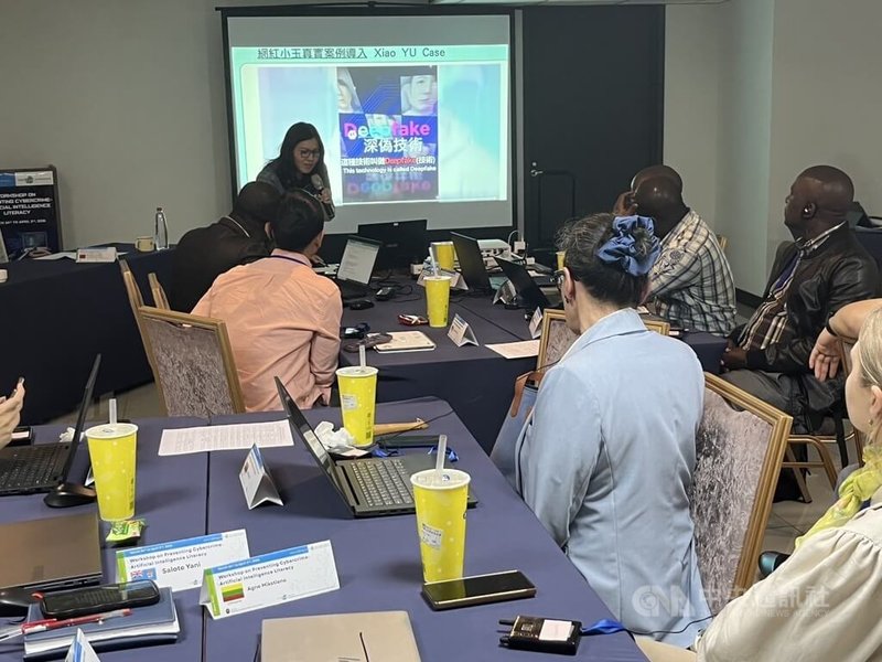 參與北市AI倫理教材彙編的明德國中教師陳妤蓁（持麥克風者）獲國際合作發展基金會之邀，為「防制科技犯罪研習班－AI識讀」課程上的友好國、友邦代表講課。中央社記者楊淑閔攝  115年3月29日