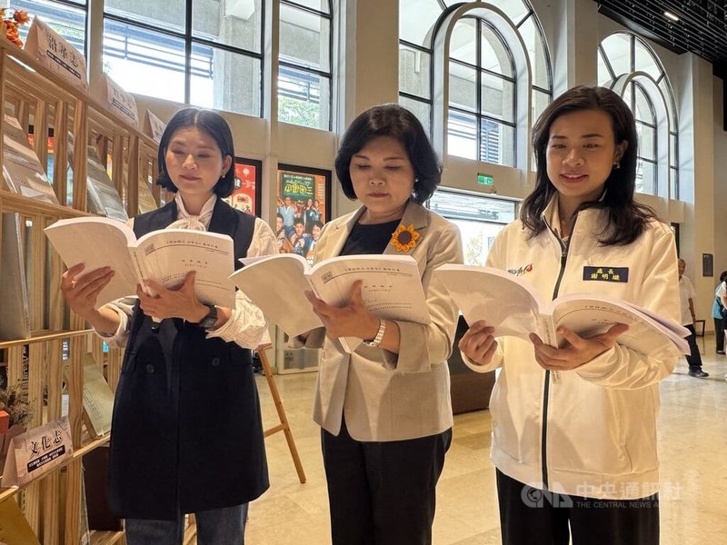 雲林縣長張麗善（中）29日宣布，動員上百名學者、專家歷經5年完成「雲林縣志」，合計11卷34篇，自4月7日起20鄉鎮市同步開放閱覽，並提供線上查閱與意見回饋機制，作為正式出版前修訂依據。中央社記者姜宜菁攝  115年3月29日