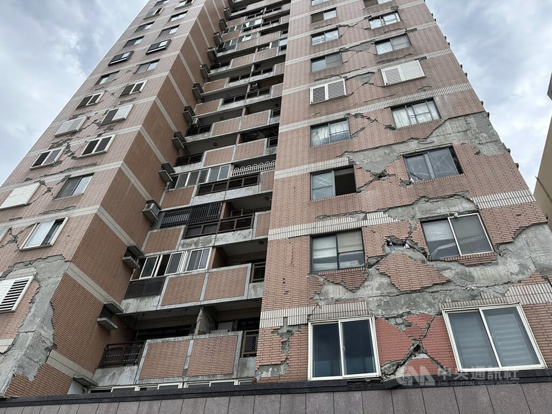 0403強震後被列為危樓的花蓮「山海觀」大樓（圖）完成耐震補強工程簽約，總金額新台幣7455萬元，住戶另申請「都市更新整建維護計畫」，包括外牆、防水工程等，盼都能在2年完工。中央社記者李先鳳攝　115年3月29日