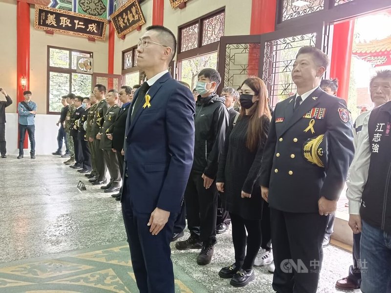 基隆市政府29日在忠烈祠舉行「115年春祭國殤暨烈士入祀奉安典禮」,市長謝國樑(前)除向革命先烈與陣亡將士英靈致敬,並追思消防局仁愛分隊故分隊長詹能傑奉獻消防職志精神。中央社記者王朝鈺攝 115年3月29日