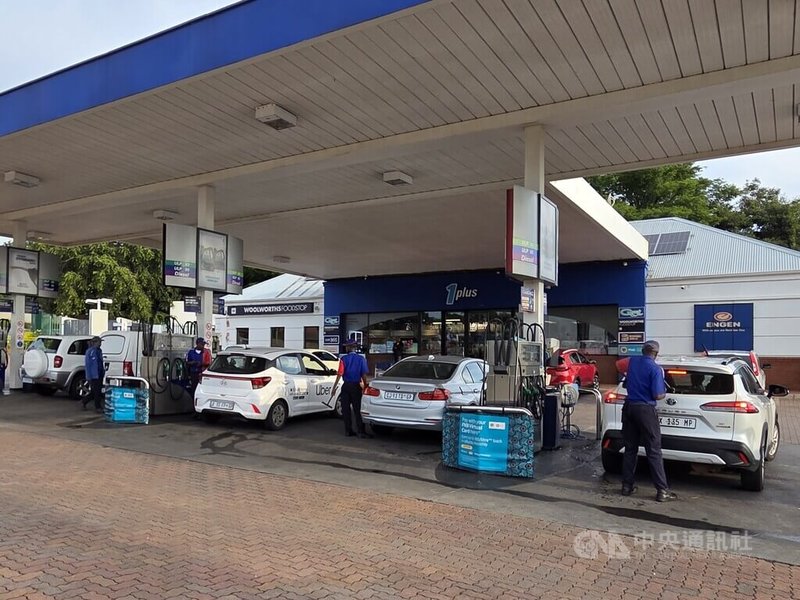 南非油價將從4月1日起大幅調漲，柴油每公升預計上漲近新台幣20元，漲幅史上最高，引起部分民眾恐慌搶買，各地加油站紛紛開始實施限購。中央社記者李依璇約翰尼斯堡攝　115年3月29日