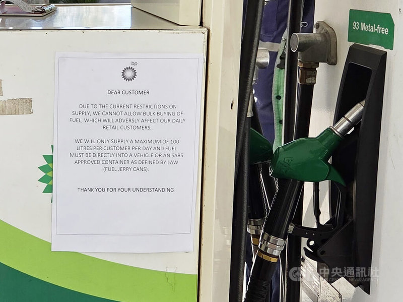 南非油價將從4月1日起大幅調漲,柴油每公升預計上漲近新台幣20元,部分民眾恐慌性搶買,各地加油站因此開始實施限購,有些規定一次只能加滿一油箱,有些限量每人40至100公升不等。中央社記者李依璇約翰尼斯堡攝 115年3月29日