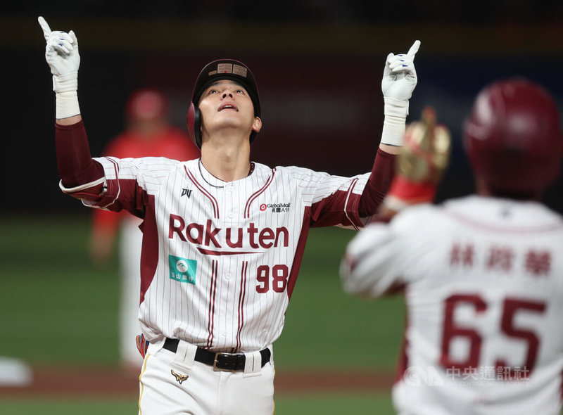 中職樂天桃猿隊29日在台北大巨蛋出戰味全龍隊,1局下樂天陳晨威擊出右外野方向全壘打,帶有2分打點,幫助球隊先馳得點。中央社記者張新偉攝 115年3月29日