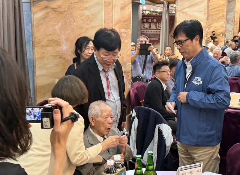 高雄中學85級校友28日晚間舉行「三十重聚」活動，席開60桌，高齡98歲、來自日本沖繩的校友宮城政三郎（前中坐者）遠道而來赴會，高雄市長陳其邁（前右）也到場致意。（高雄中學提供）中央社記者蔡孟妤傳真 115年3月29日