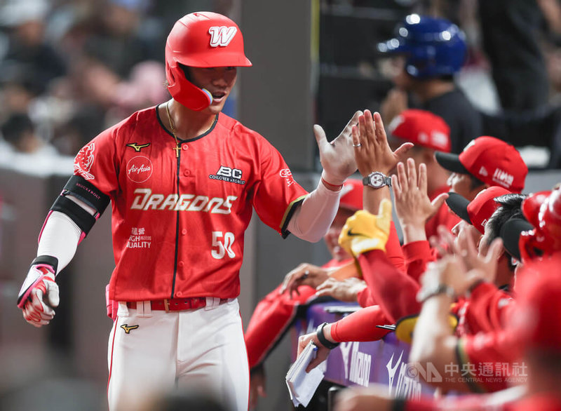 中華職棒樂天桃猿與味全龍29日在台北大巨蛋交手,龍隊曾聖安(左)5局上轟出陽春砲,回到休息區與隊友擊掌致意。中央社記者張新偉攝 115年3月29日