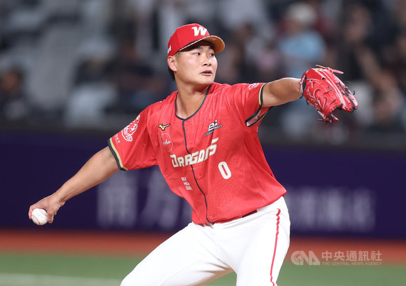 中華職棒樂天桃猿29日在台北大巨蛋與味全龍交手，6局下，龍隊投手李超登板，主投0.2局，送出2次三振與1次保送，無失分，化解壘上有人危機，拿下個人本季首次中繼成功。中央社記者張新偉攝　115年3月29日