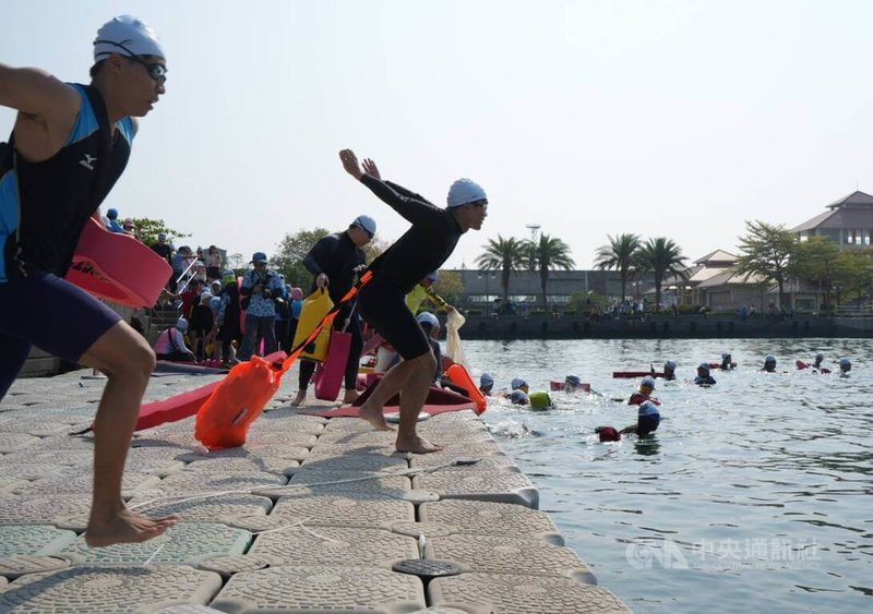 大鵬灣橫渡長泳嘉年華29日上午近9時鳴笛，泳者自大鵬灣國際休閒特區下水出發，挑戰全程約2000公尺橫渡。中央社記者黃郁菁攝 115年3月29日