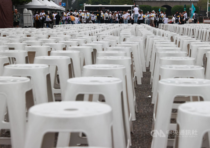 台灣民眾黨29日在凱達格蘭大道舉行「戰！329上凱道討公道」活動力挺前主席柯文哲，現場已完成座椅與舞台布置，民眾陸續到場。中央社記者鄭清元攝　115年3月29日