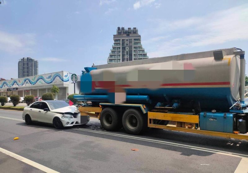 吳姓男子29日上午駕駛白色轎車行經宜蘭縣頭城鎮青雲路三段路口時，撞上停等紅燈的油罐車，所幸無人受傷也沒有油品洩漏，吳男酒測值達每公升0.29毫克，警方詢後將其移送法辦。（讀者提供）中央社記者王朝鈺傳真　115年3月29日