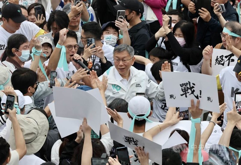 民眾黨前主席柯文哲（中）、黨主席黃國昌（中左）29日出席「戰！329上凱道討公道」集會活動，離場時與支持者握手致意。中央社記者張皓安攝　115年3月29日