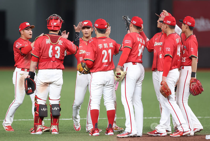 中華職棒味全龍隊29日在台北大巨蛋迎來新球季首戰,終場以3比2擊敗樂天桃猿隊,賽後選手在場中擊掌致意。中央社記者張新偉攝 115年3月29日