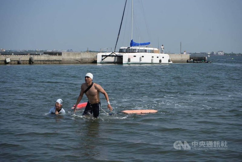 大鵬灣橫渡長泳嘉年華2000公尺橫渡，率先抵達的2名泳者，約38分鐘完成全程，自大鵬灣帆船基地上岸。中央社記者黃郁菁攝 115年3月29日