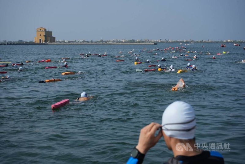 大鵬灣橫渡長泳嘉年華暨海洋平權宣導活動29日登場，逾800名泳者齊聚屏東大鵬灣，挑戰約2000公尺橫渡，沿途游經海上教堂。中央社記者黃郁菁攝 115年3月29日