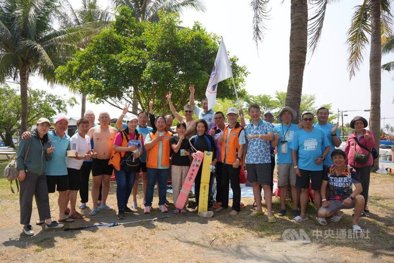 率先抵岸的蔡兒家（1排左7）與母親吳秀如（1排左8）來自台中，隨大雅早泳協會、后里游泳協會、豐原長泳社及新社早泳協會包車南下，參與大鵬灣橫渡長泳嘉年華，4協會共17人下水。中央社記者黃郁菁攝 115年3月29日