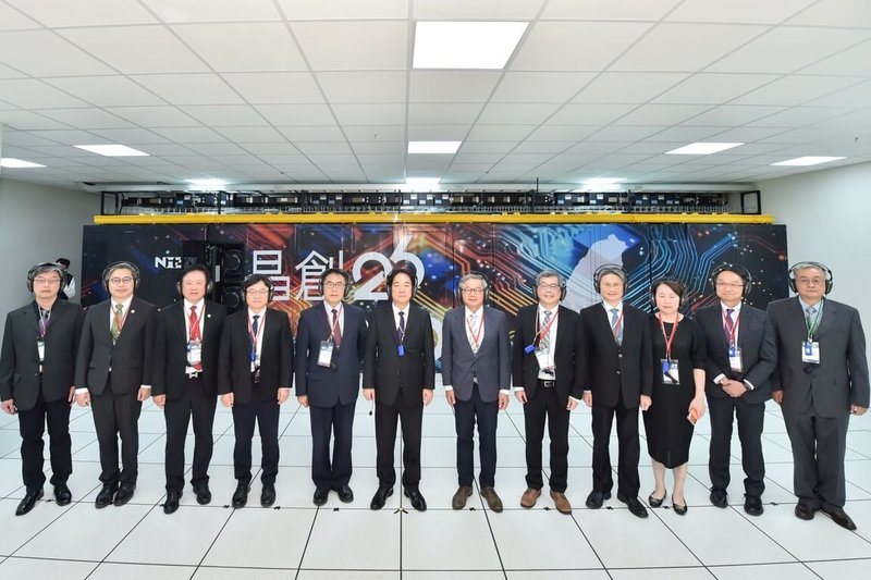 位於台南南部科學園區的國網雲端算力中心於2025年12月12日啟用,總統賴清德(左6)、國科會主委吳誠文(左7)等人在晶創26超級電腦前合影。因機房內噪音高,現場每人均戴上耳罩式耳機,聆聽簡介。(國研院提供)中央社記者趙敏雅傳真 115年3月29日