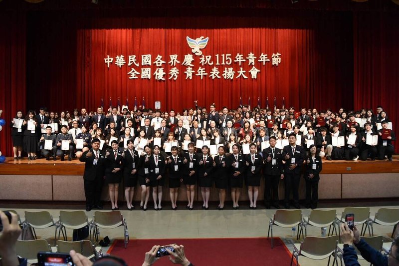 為慶祝青年節，救國團29日舉行115年全國優秀青年表揚大會，圖為出席者及受獎者合影留念。（救國團提供）中央社記者許秩維傳真　115年3月29日
