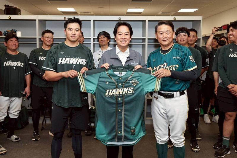 總統賴清德（前排中）29日見證台南亞太棒球場主球場的中華職棒歷史性首戰，他也特意到台鋼雄鷹隊休息室致意，雄鷹總教練洪一中（前排右）、隊長吳念庭（前排左）代表致贈雄鷹球衣。（台鋼雄鷹隊提供）中央社記者蘇志畬傳真　115年3月29日