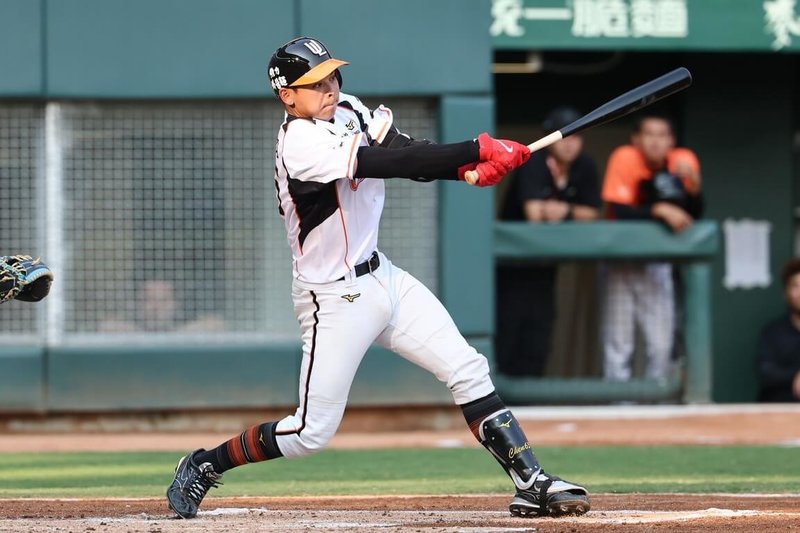 台南亞太棒球場主球場29日進行首場中華職棒賽事,由統一7-ELEVEN獅交手台鋼雄鷹,2局下,獅隊捕手陳重羽(圖)敲出中職在此球場的第1分打點。(統一獅隊提供)中央社記者蘇志畬傳真 115年3月29日
