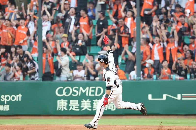 台南亞太國際棒球訓練中心成棒主球場29日舉行啟用後首場中華職棒例行賽,統一7-ELEVEN獅隊野手蘇智傑(前)6局下敲出陽春砲,成為亞太球場職棒歷史首轟。(統一獅隊提供)中央社記者蘇志畬傳真 115年3月29日