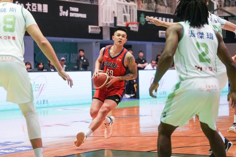 台灣職籃P.LEAGUE+桃園璞園領航猿29日作客新竹市立體育館與洋基工程交手，領航猿在盧峻翔（中）末節強攻12分帶領下，最終以97比92擊敗對手，收下3連勝。（P. LEAGUE+聯盟提供）中央社記者黎建忠傳真　115年3月29日