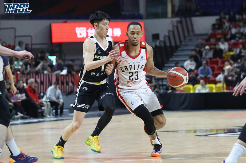 台灣職業籃球大聯盟（TPBL）新北國王29日作客台北和平籃球館交手台北台新戰神，國王靠著林書緯（左）挹注23分、6助攻、7籃板，終場就以116比102送給戰神4連敗。（TPBL提供）中央社記者黎建忠傳真　115年3月29日