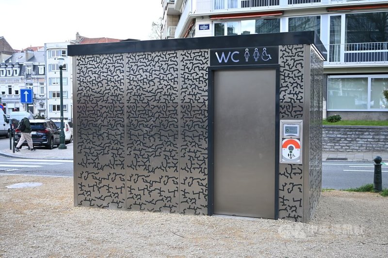 布魯塞爾近期設置3座全新的智慧型公共廁所，圖為其中一座位於瑪格麗特廣場（Square Marguerite）的智慧型公共廁所。中央社記者吳柏緯布魯塞爾攝　115年3月29日